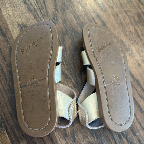 Gold saltwater sandals girls 7 - Picture 2 of 2